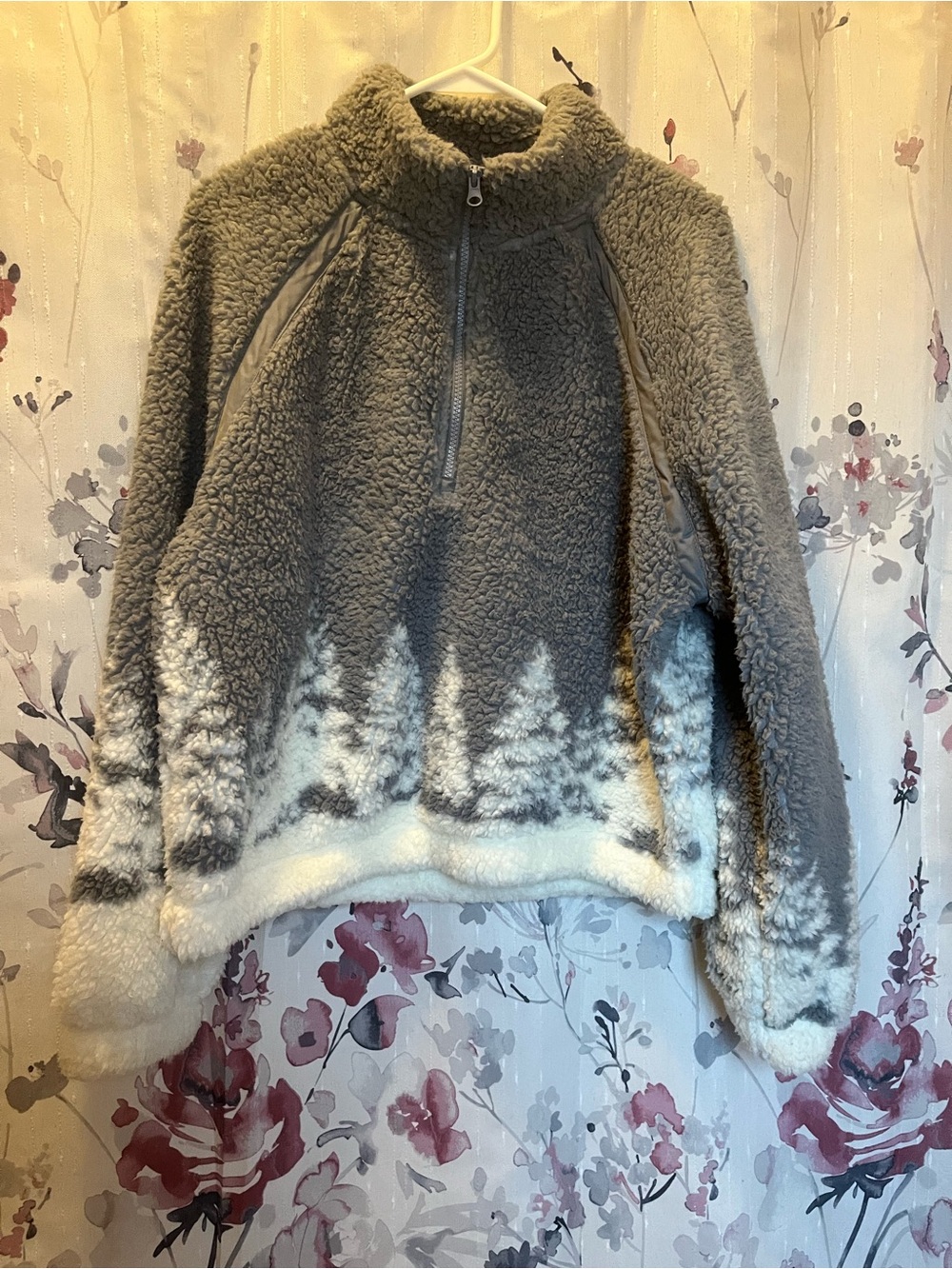 Cozy Gray Sherpa Half-Zip Jacket with White Scenic Trim